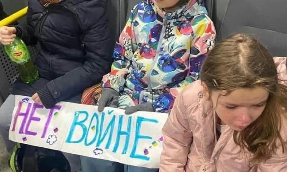 Απίστευτο! Συνέλαβαν παιδάκια στην Μόσχα επειδή διαδήλωναν κατά του πολέμου (Βίντεο-Εικόνες)